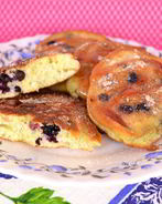 Бисквитные оладьи с черникой