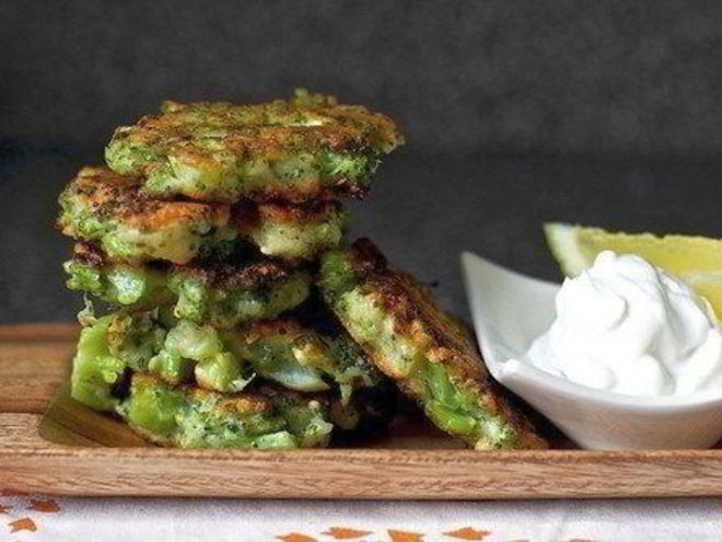 Рецепт диетических оладий с брокколи и сыром