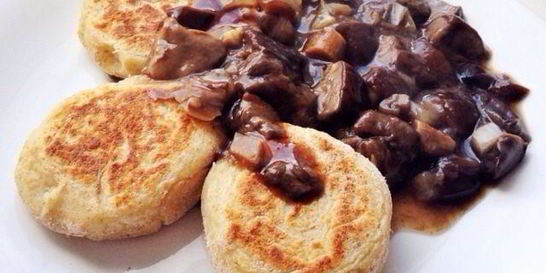 Картофельные оладьи с грибным соусом