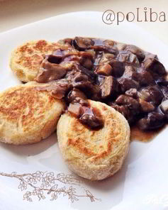 Картофельные оладьи с грибным соусом