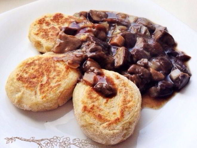 Рецепт картофельных оладий с грибным соусом