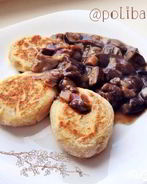 Картофельные оладьи с грибным соусом