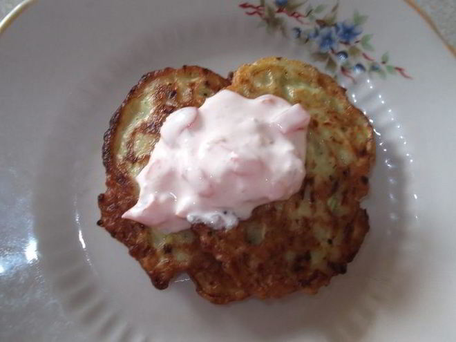 Рецепт оладий из кабачков в сметанном соусе