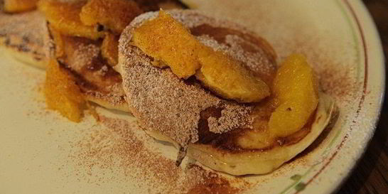 Оладьи с апельсиновым соусом и корицей