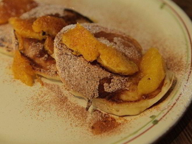 Рецепт оладий с апельсиновым соусом и корицей