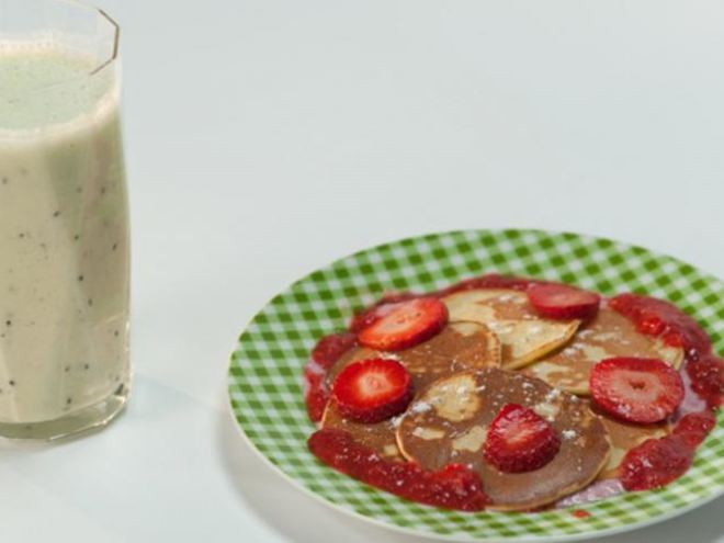 Рецепт оладий с киви и клубничным кремом