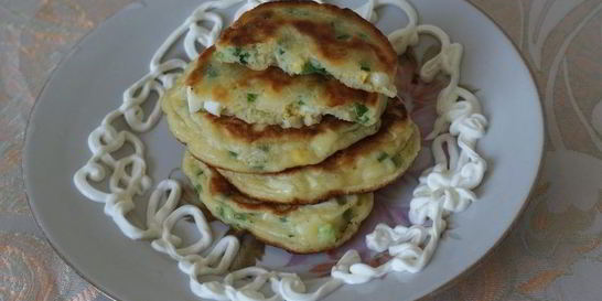 Оладьи с луком и яйцом на кефире