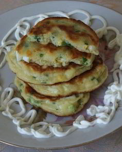 Оладьи с луком и яйцом на кефире