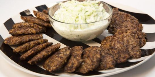 Печеночные оладьи с рисом и соусом из огурца