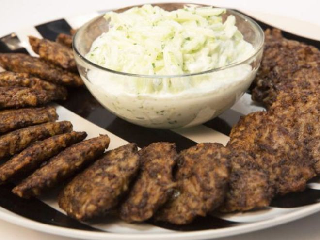 Рецепт печеночных оладий с рисом и соусом из огурца