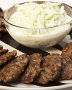 Печеночные оладьи с рисом и соусом из огурца