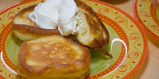 Пышные оладьи на теплом кефире с содой