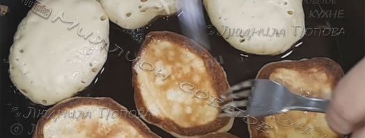 пышные оладьи на теплом кефире с содой. Шаг 7