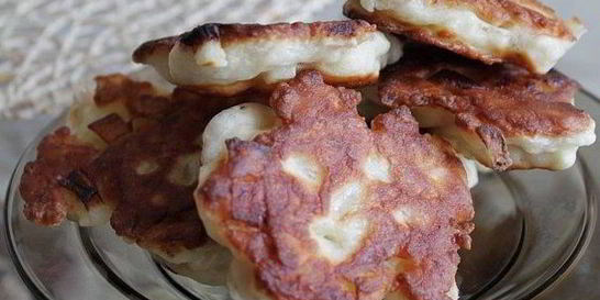 Яблочные дрожжевые оладьи