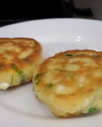 Закусочные оладушки с зеленым луком и яйцом