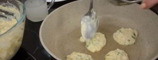 закусочные оладушки с зеленым луком и яйцом. Шаг 3