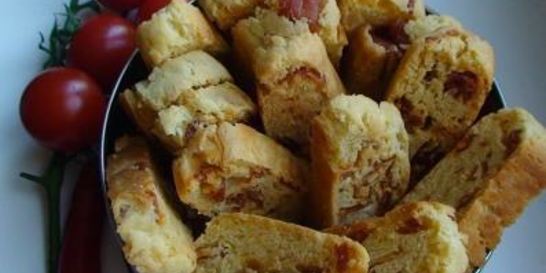 Бискотти с пармезаном, ветчиной и перцем чили