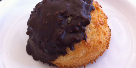 Кокосовое печенье в шоколадной глазури