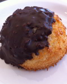 Кокосовое печенье в шоколадной глазури