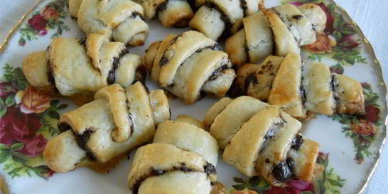 Печенье рогалики с орехами и изюмом