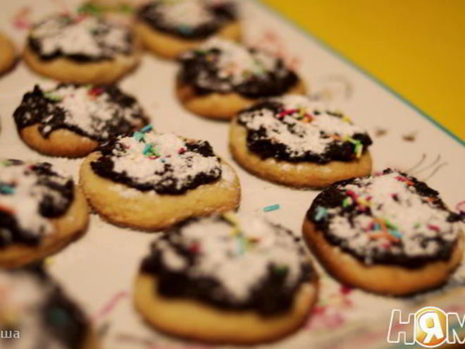 Рецепт песочного печенья с шоколадной глазурью