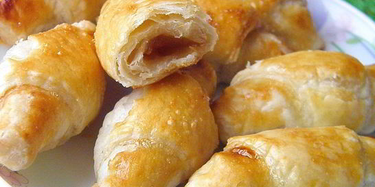 Рогалики из слоеного теста