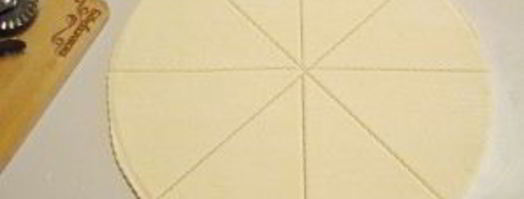 рогалики из слоеного теста. Шаг 2