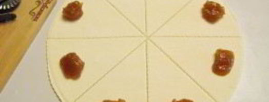 рогалики из слоеного теста. Шаг 3