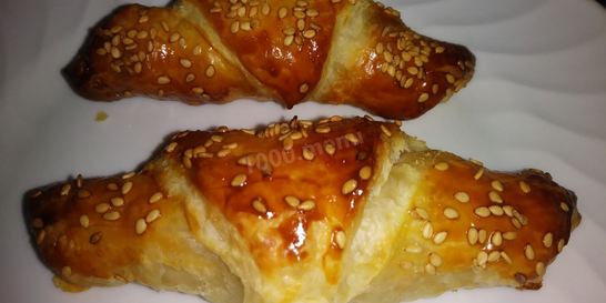 Рогалики с сыром и ветчиной из слоеного теста