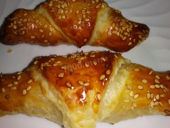 Рецепт рогаликов с сыром и ветчиной из слоеного теста