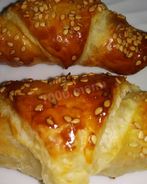 Рогалики с сыром и ветчиной из слоеного теста