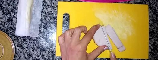 рогалики с сыром и ветчиной из слоеного теста. Шаг 2