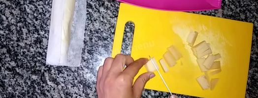 рогалики с сыром и ветчиной из слоеного теста. Шаг 3