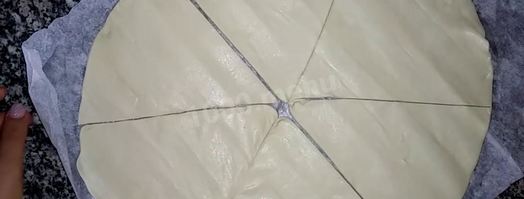 рогалики с сыром и ветчиной из слоеного теста. Шаг 5