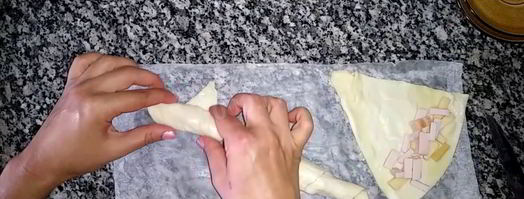 рогалики с сыром и ветчиной из слоеного теста. Шаг 6