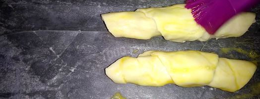 рогалики с сыром и ветчиной из слоеного теста. Шаг 7