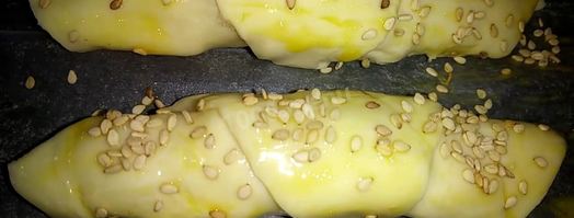 рогалики с сыром и ветчиной из слоеного теста. Шаг 8