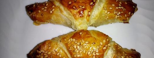 рогалики с сыром и ветчиной из слоеного теста. Шаг 9