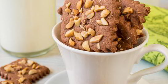 Шоколадное песочное печенье с арахисом