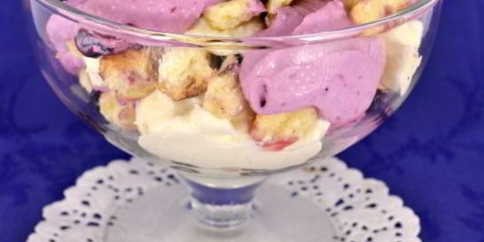 Творожный десерт с печеньем и черникой