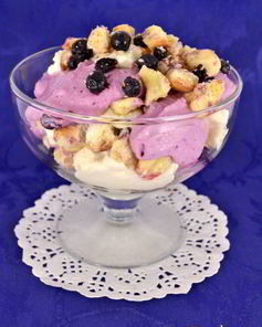 Творожный десерт с печеньем и черникой