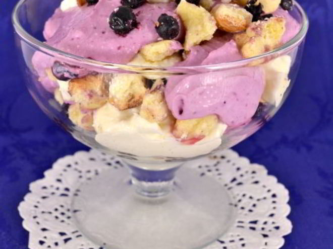 Рецепт творожного десерта с печеньем и черникой