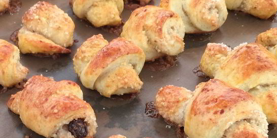 Творожные рогалики с орехами и изюмом