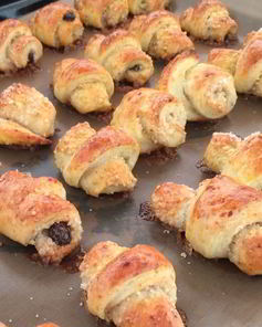 Творожные рогалики с орехами и изюмом