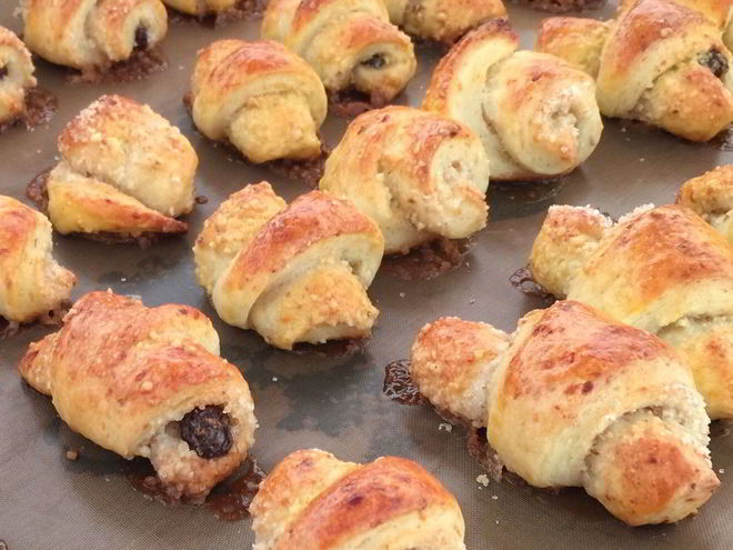 Рецепт творожных рогаликов с орехами и изюмом