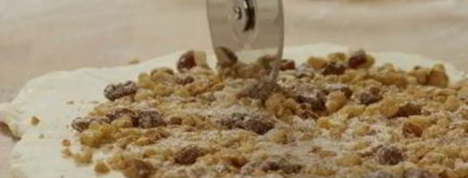 творожные рогалики с орехами и изюмом. Шаг 4