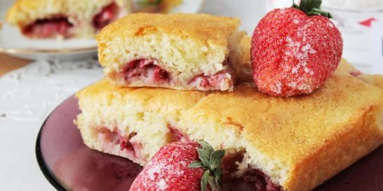 Бисквитный пирог с клубникой