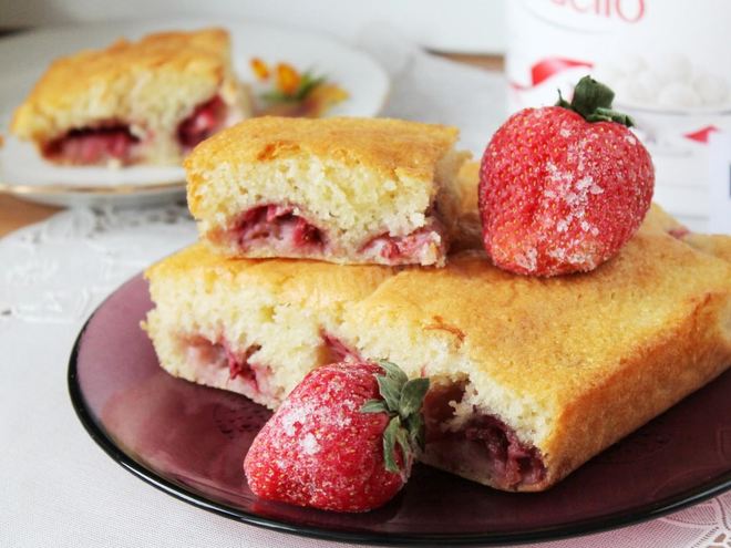 Рецепт бисквитного пирога с клубникой