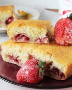 Бисквитный пирог с клубникой