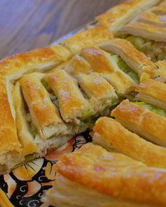 Быстрый пирог с курицей и луком-пореем